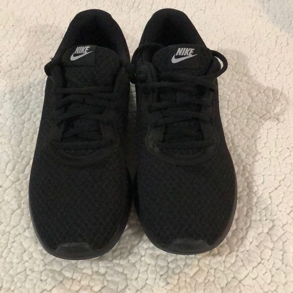Black Nike shoes - Picture 2 of 4